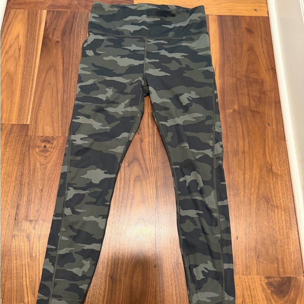 Athleta Women’s Camo Ultimate 7/8 tight Small 23”